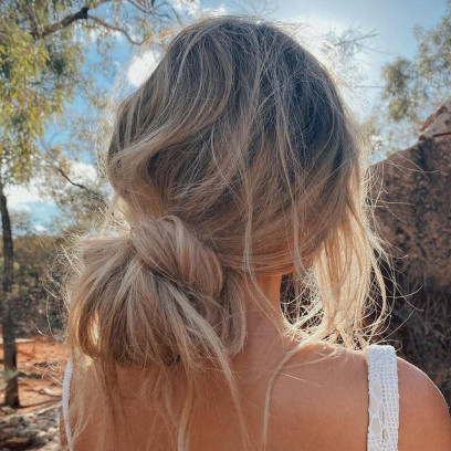 Ta fryzura jest teraz hitem na Instagramie. Stylowy węzełek jest banalnie prosty do wykonania