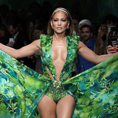 Jennifer Lopez na pokazie Versace wiosna-lato 2020 odtworzyła swój kultowy look z 2020 roku.