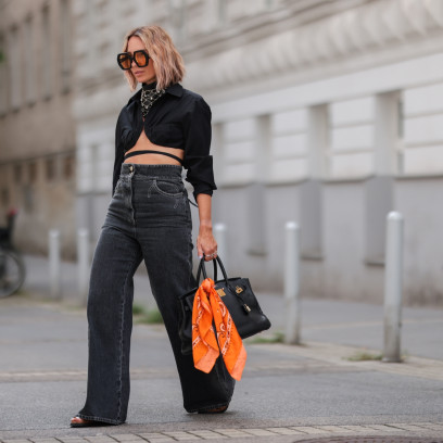 Jeansy z wysokim stanem – jak nosić spodnie, które nie wychodzą z mody od kilku sezonów? Świeże pomysły na stylizacje na bazie klasyka