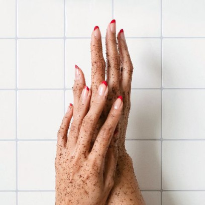 Pielęgnacja dłoni i paznokci w domu. Podpowiadamy, jak wygląda prawidłowa pielęgnacja domowymi sposobami zniszczonej skóry rąk i paznokci