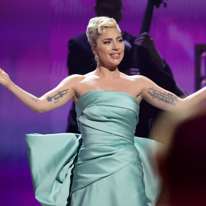 Grammy 2022: Dziewczyńska solidarność podczas gali rozdania nagród. Lady Gaga zadbała, żeby jej konkurentka pięknie wyglądała na scenie