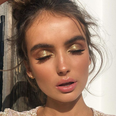 Golden hour skin - trend w makijażu na lato 2022