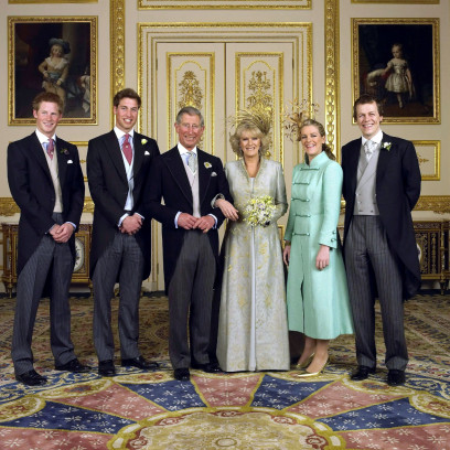 Camilla i książę Karol tuż po ślubie pozują do pamiątkowego zdjęcia z dziećmi