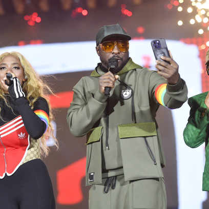 Zespół Black Eyed Peas podczas Sylwestra Marzeń z TVP2 wystąpił w tęczowych opaskach. Komentarz Tomasza Kammela rozpętał burzę