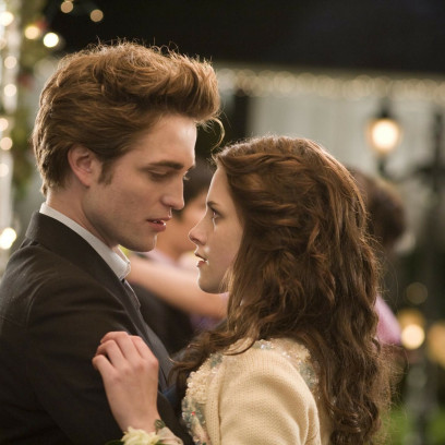 Bella Swan (Kristen Stewart) and Edward Cullen (Robert Pattinson) w scenie z filmu z roku 2008 film 'Twilight'.