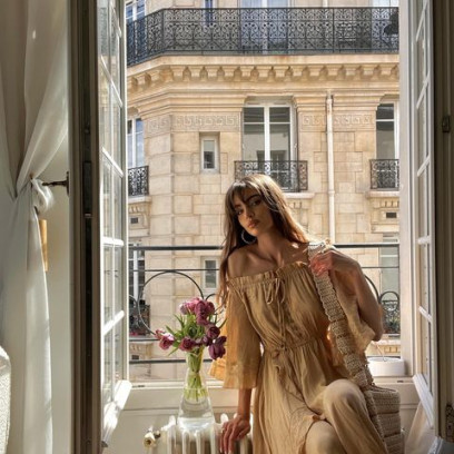 Wiosenne sukienki Francuzek. 7 modeli pokazuje, że kluczem do paryskiego szyku są detale, które robią wrażenie w każdym sezonie