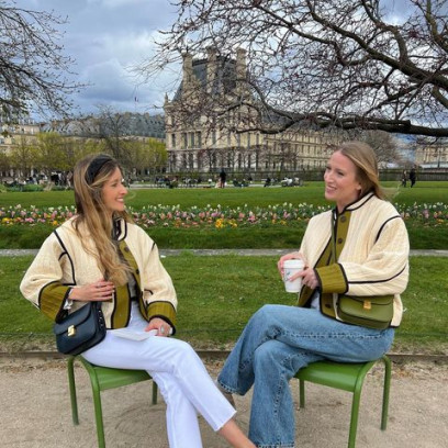 Jeansy i torebka – 5 niezawodnych duetów z wiosennych stylizacji Francuzek. Jak łączyć denimowe spodnie z dodatkami?