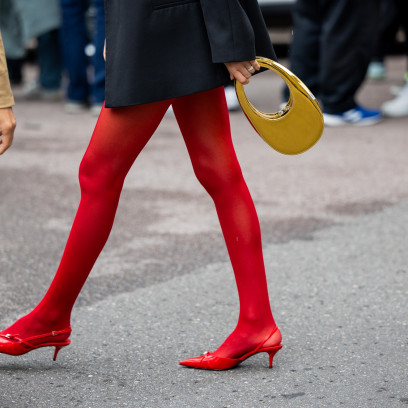 Jak nosić czerwone rajstopy? 23 stylizacje z najmodniejszym dodatkiem sezonu