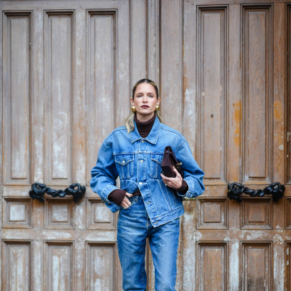 To właśnie ta stylizacja na bazie jeansów jest teraz najmodniejsza. Look rządzi zarówno na ulicach Paryża, jak i Kopenhagi!