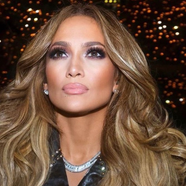 Fryzjer Jennifer Lopez zdradził tajemnicę jej sprężystych, gładkich i lśniących włosów. Wystarczy jeden kosmetyk, żeby zapewnić sobie spektakularny efekt