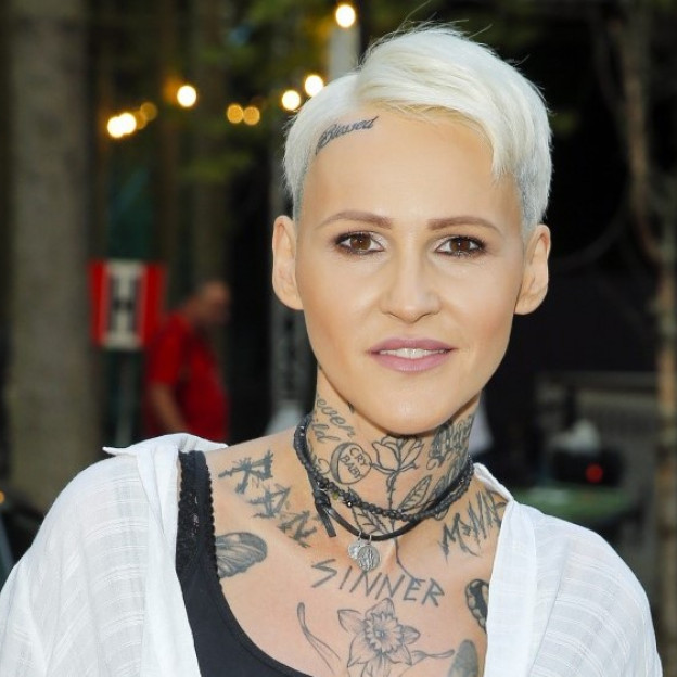 Agnieszka Chylińska ma nowy tatuaż na twarzy – z błędem. Internauci zastanawiają się, czy to celowy zabieg