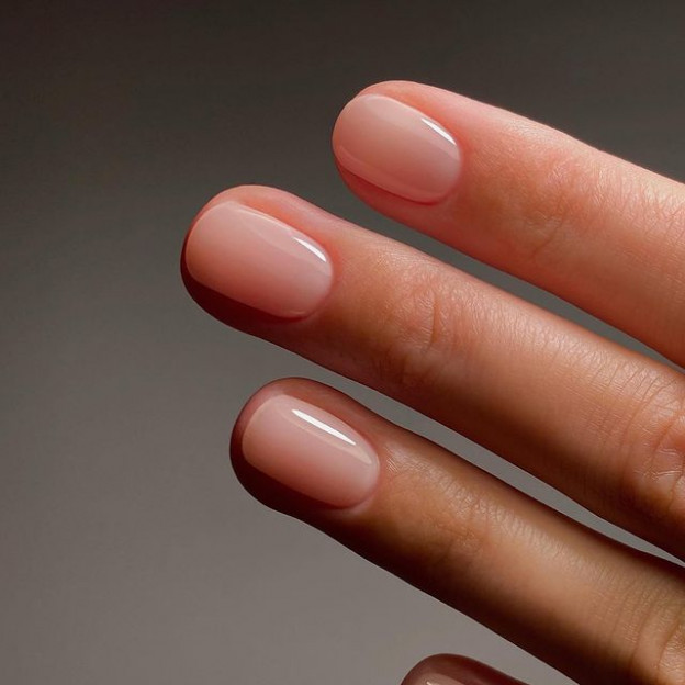 Lipgloss nails, czyli modne paznokcie 2023 dla minimalistek