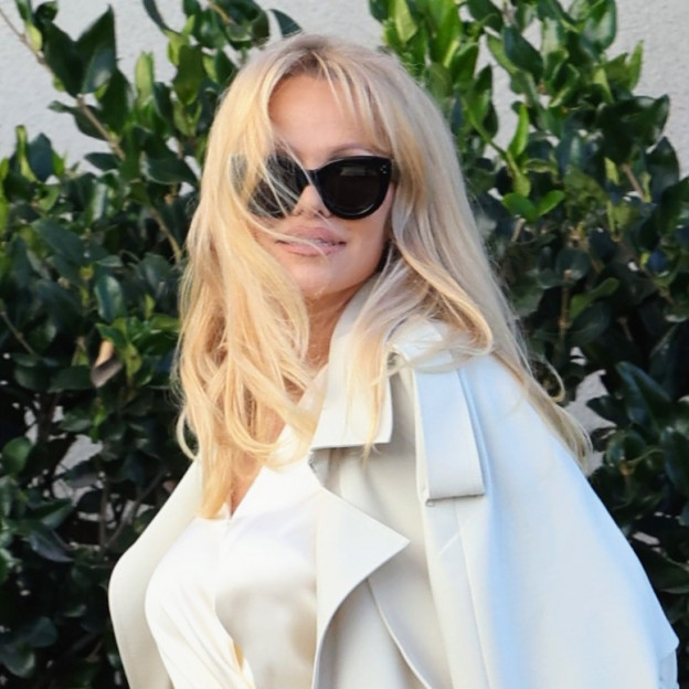 Pamela Anderson założyła ubrania od polskiej marki. Stylizacja aktorki wzbudziła kontrowersje za oceanem