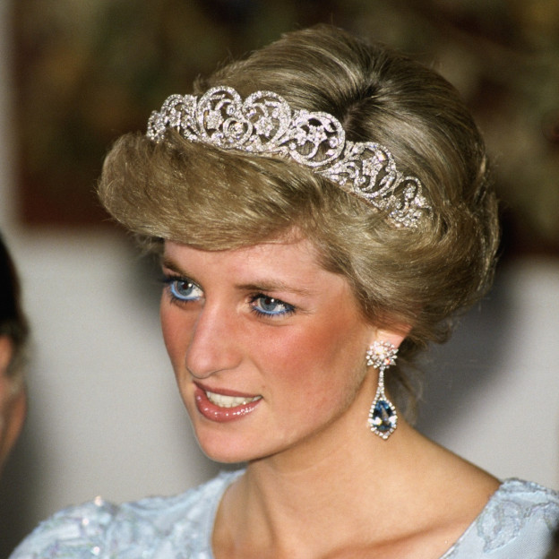 Pielęgnacyjne kosmetyki rodziny królewskiej dbają o urodę koronowanych głów. 5 arystokratycznych propozycji