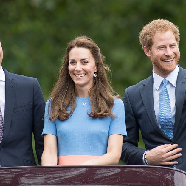 „The Crown 6”: tak wyglądają nowi odtwórcy ról Kate, Williama i Harry’ego