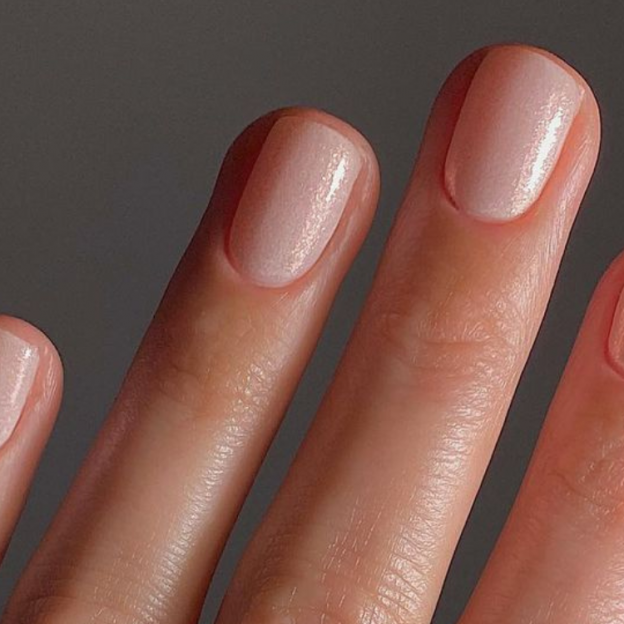 Minimalistyczne paznokcie: moonlight nails – inspiracje