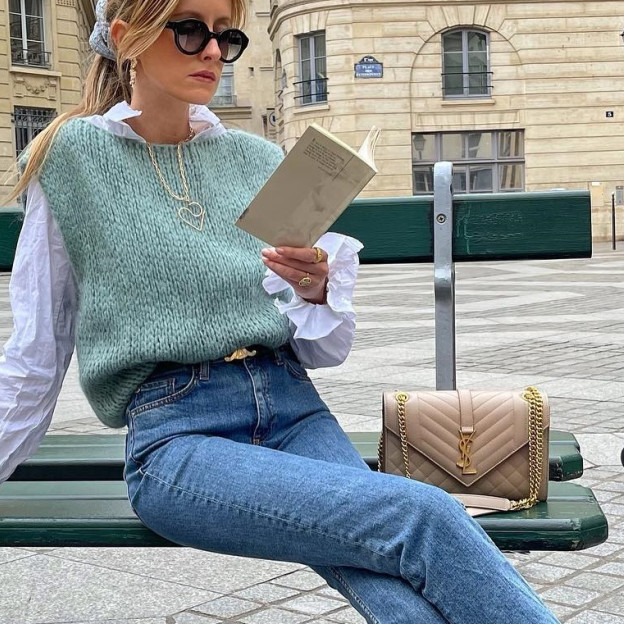 Jeans w wiosennych stylizacjach Francuzek. 7 denimowych pewniaków, które wpisują się w paryski szyk