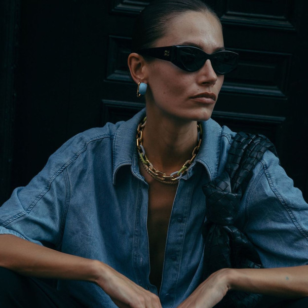 Kolorowe pierścionki Anny Lewandowskiej to jeden z ulubionych modeli influencerek. Od biżuterii polskiej marki nie sposób oderwać wzroku
