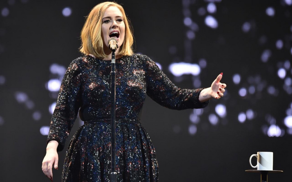 Adele podczas koncertu w Belfaście