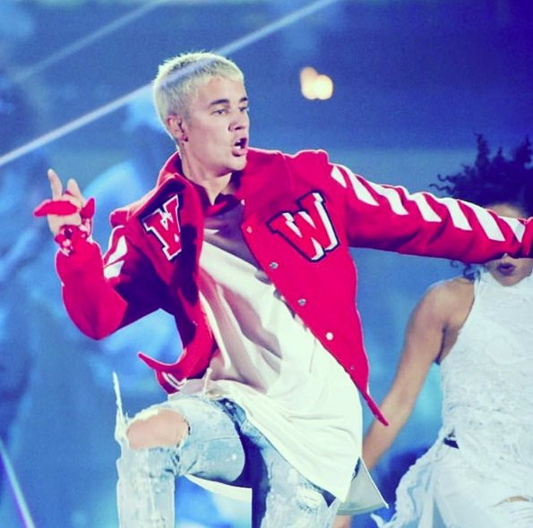 Ubrania z trasy koncertowej 'Purpose’ Justina Biebera w luksusowym sklepie Barneys