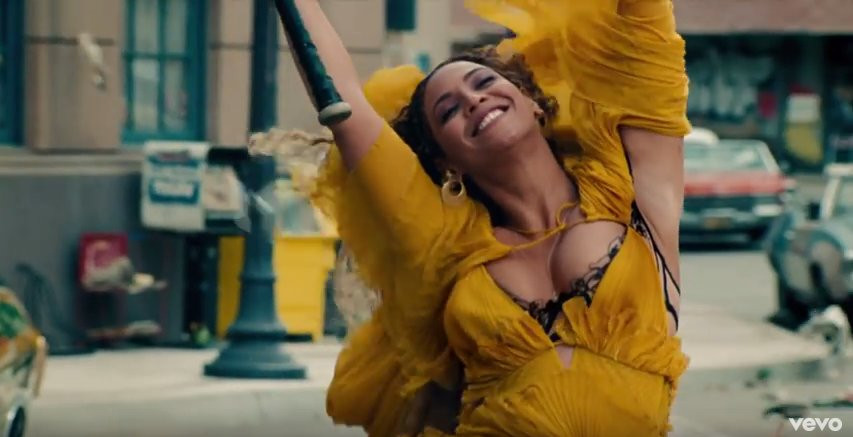 Beyoncé w teledysku do utworu „Hold Up” z płyty „Lemonade”