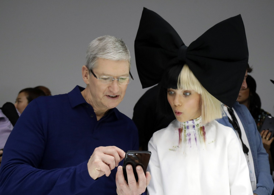 Tim Cook (szef firmy Apple) pokazuje iPhone'a 7 Maddie Ziegler