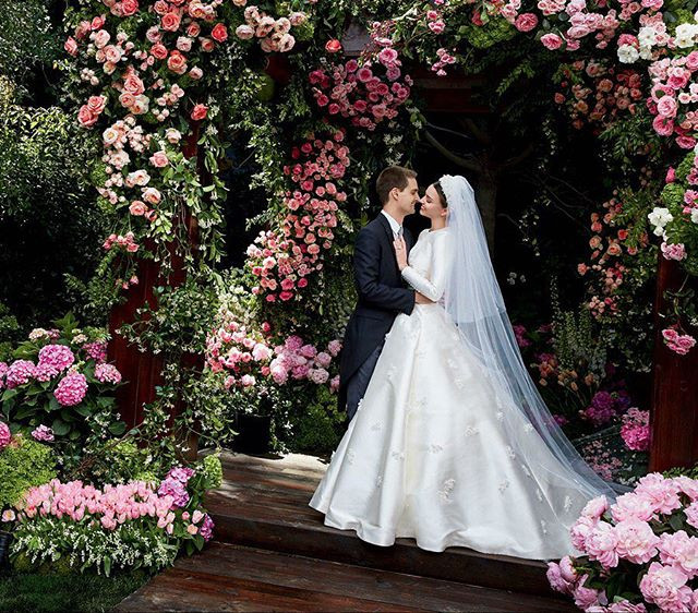 Miranda Kerr na łamach magazynu Vogue pokazała suknię ślubną, w której wyszła za Evana Spiegela, twórcę Snapchata