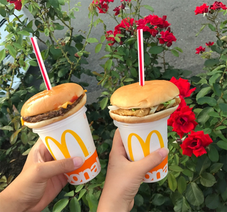 „hamburger x straw" hitem wśród japońskiej młodzieży!