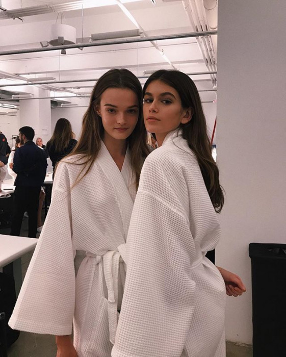 Kaia Gerber z modelką Lulu za kulisami pokazu Calvin Klein wiosna-lato 2018 w Nowym Jorku