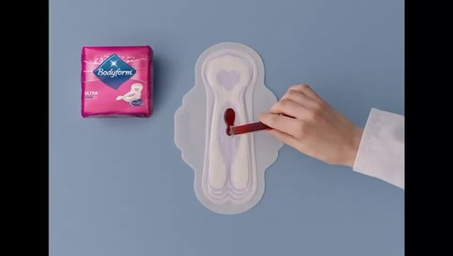 Brytyjska marka Bodyform w reklamie podpasek pokazuje prawdziwą krew, dając jasny sygnał, że najwyższy czas odczarować  tabu związane z miesiączką