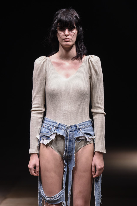 Thong jeans czyli jeansy w formie stringów na pokazie Thibauta w ramach Amazon Fashion Week