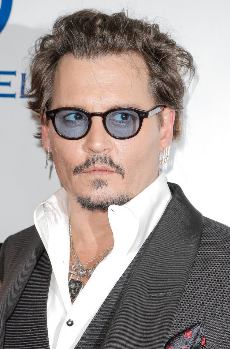Johnny Depp gra na gitarze  w zespole Hollywood Vampires