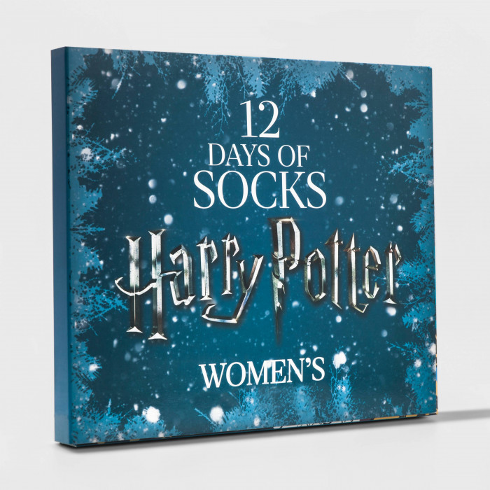 Kalendarz adwentowy z Harrym Potterem sktywa 12 par skarpet z motywami z książki.