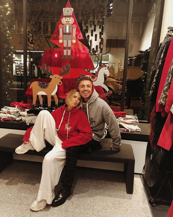 Jessica Mercedes i Łukasz Jemioł w bluzach z limitowanej świątecznej kolekcji projektanta