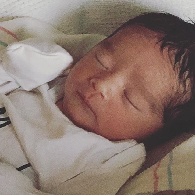 Jessica Alba urodziła syna! Zdjęciem chłopca pochwaliła się na swoim Instagramie.
