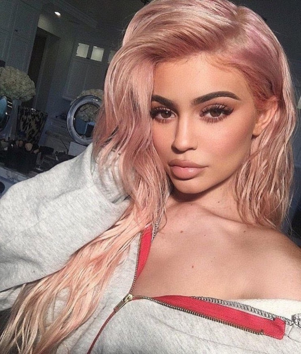 Kylie-jenner-różowy-blond