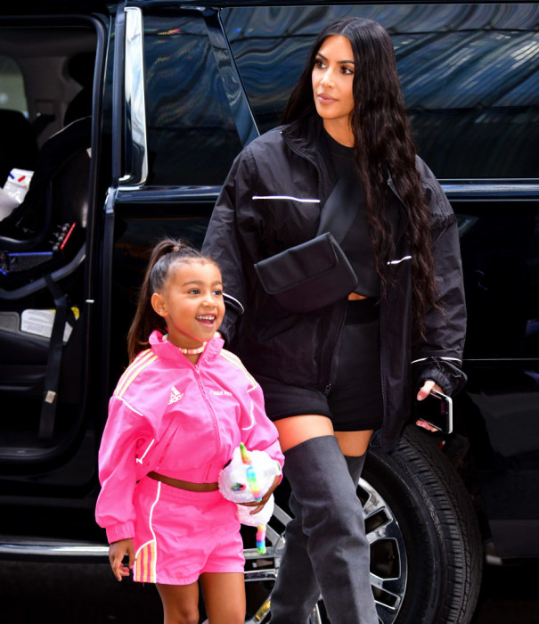North West pojawiła się w prostych włosach. A Kim Kardashian nieźle oberwała za to od internautów!