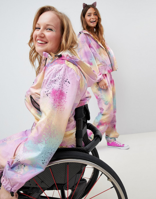 Znana marka stworzyła przeciwdeszczowy kombinezon dla osób poruszających się na wózkach inwalidzkich.
