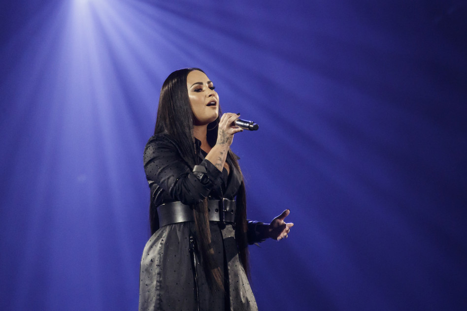 Fani Demi Lovato zaśpiewali jej piosenkę „Sober” w miejscu odwołanego koncertu