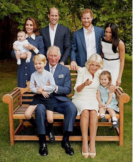 Portret rodziny królewskiej z okazji siedemdziesiątych urodzin księcia Karola zrealizował Chris Jackson. Zgodzicie się, że to najbardziej pogodny portret royal family jaki kiedykolwiek powstał?