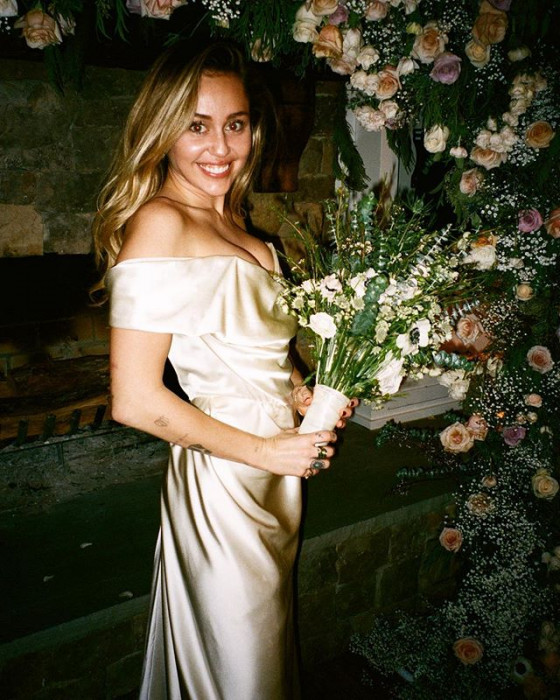 Miley Cyrus pokazała niepublikowane dotąd zdjęcia ze ślubu!
