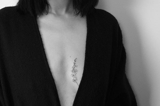 Tatuaże między piersiami - gałązka