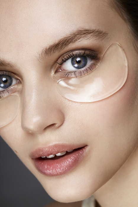 Jak powinna wyglądać pielęgnacja skóry wokół oczu?