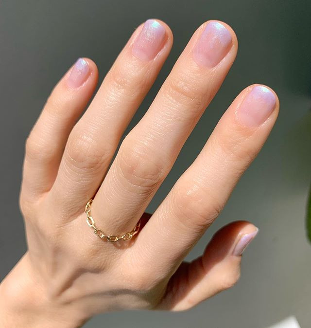 Modne paznokcie 2019: Trendy manicure dla minimalistek