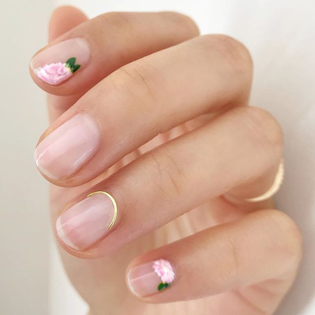 Modne paznokcie 2019: różowy manicure na wiosnę i lato