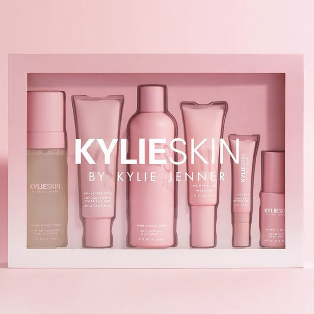 Kosmetyki marki Kylie Skin całkowicie się wyprzedały! Jakie są pierwsze opinie?