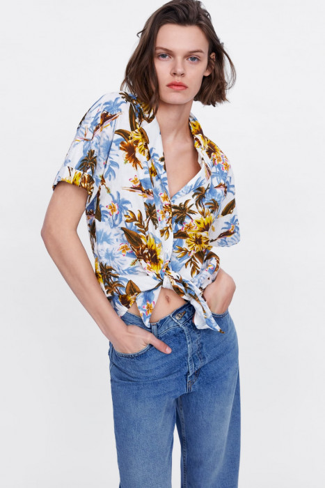 Trendy 2019: Koszule w kwiaty i hawajskie wzory, które będziecie chciały nosić przez całe lato