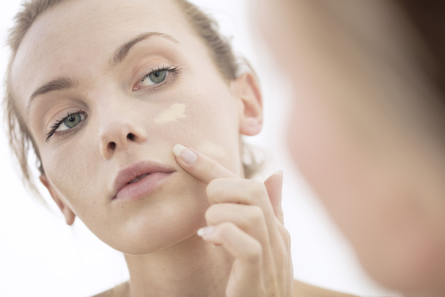 5 prostych makijażowych trików, które ukryją fakt, że nie spałaś całą noc
