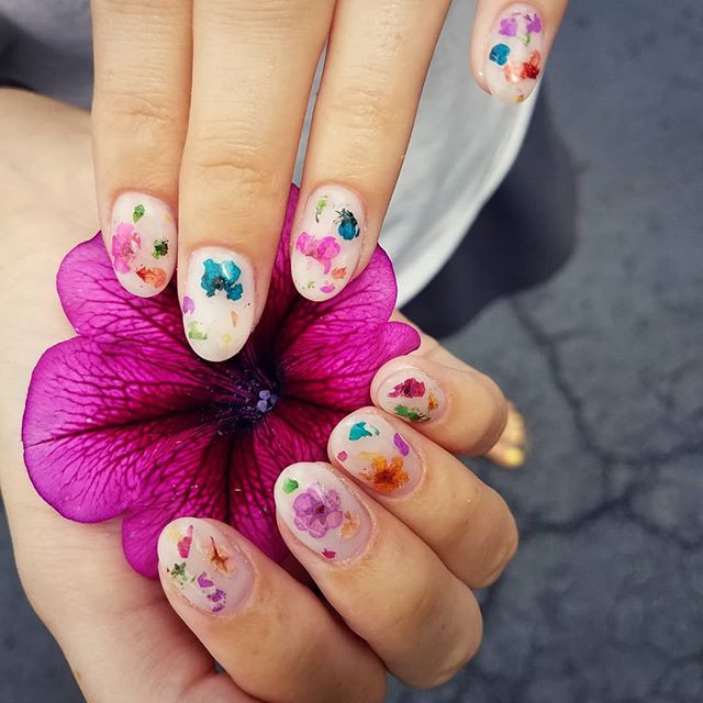 Modne Paznokcie 2019: Milk Bath Nails - trend w manicure, który musicie przetestować tego lata!