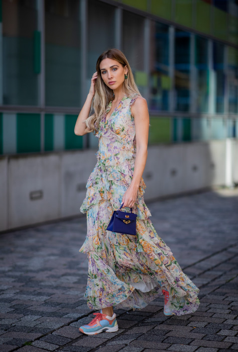 Modne sukienki z falbanami - street fashion